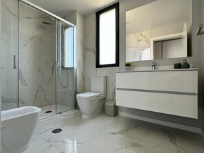 Een haardroger, een bidet, handdoeken, zeep