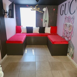 Interior - GAWDY DEN 2-BEDROOM with KING BED/FAST WIFI/SMART TV'S CLOSE TO DOWNTOWN HOUSTON (Houston)