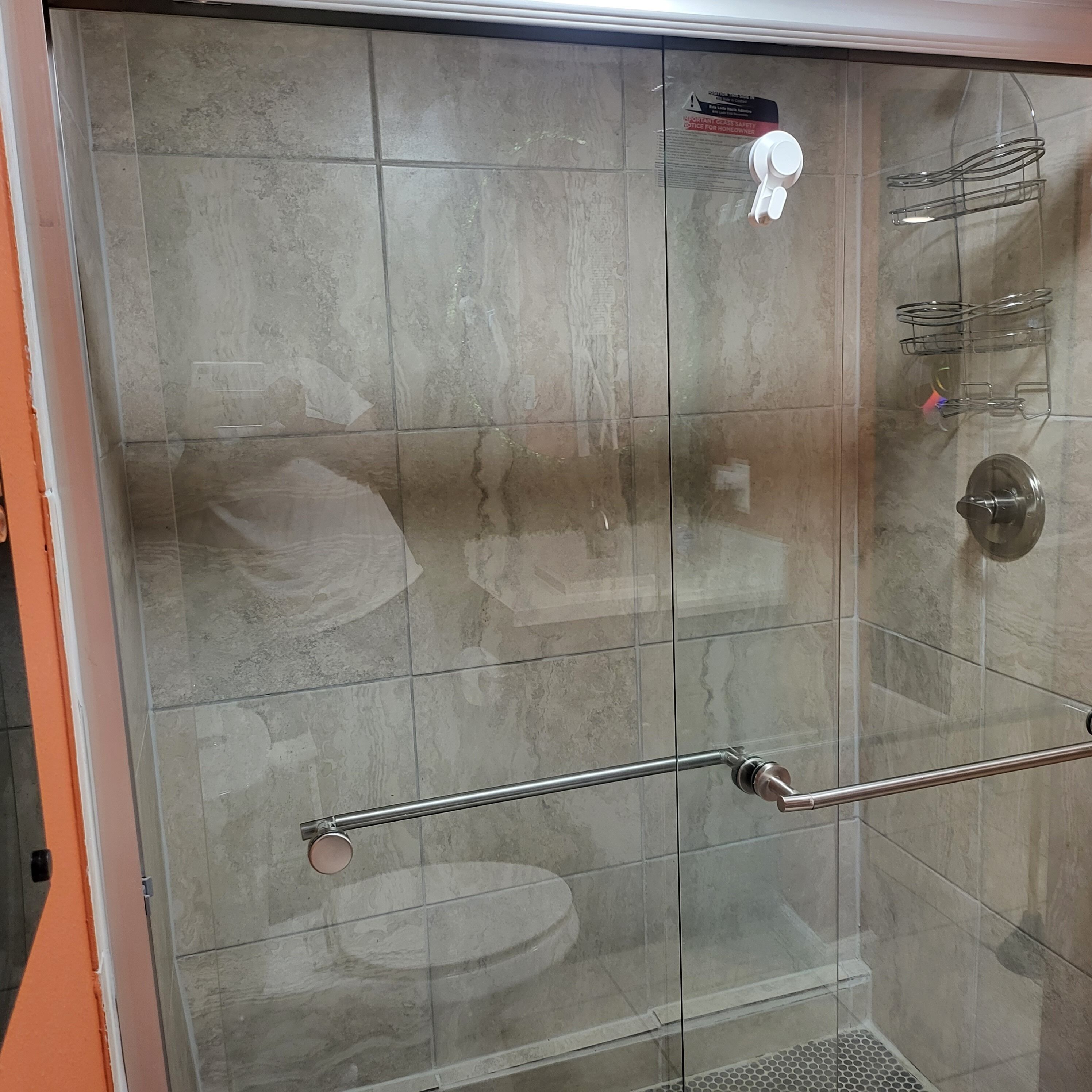 Een douche, een haardroger, handdoeken, zeep