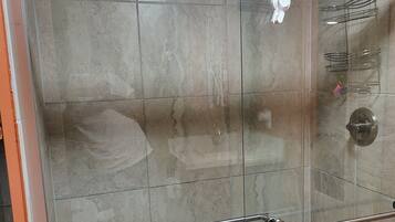 Een douche, een haardroger, handdoeken, zeep