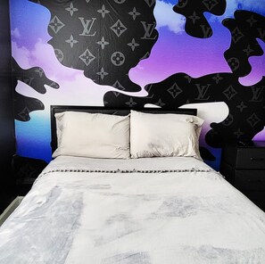 Iron/ironing board, WiFi, bed sheets - GAWDY DEN 2-BEDROOM with KING BED/FAST WIFI/SMART TV'S CLOSE TO DOWNTOWN HOUSTON (Houston)