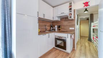 Een koelkast, een microgolfoven, een oven, een kookplaat