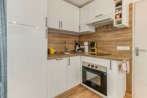 Frigorifero, microonde, forno, piano cottura