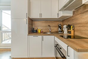 Kühlschrank, Mikrowelle, Ofen, Herdplatte