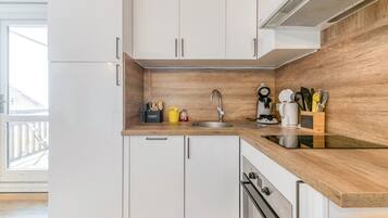 Een koelkast, een microgolfoven, een oven, een kookplaat