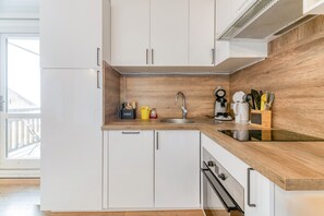 Fridge, microwave, oven, stovetop - Cosy Apartment with Mountain View, Balcony – Alphératz Residence (Les Deux Alpes)