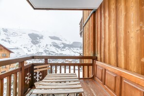 Outdoor dining - Cosy Apartment with Mountain View, Balcony – Alphératz Residence (Les Deux Alpes)