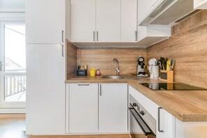 Een koelkast, een magnetron, een oven, een kookplaat