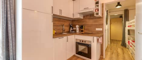 Kühlschrank, Mikrowelle, Ofen, Herdplatte