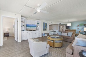 Smart TV - 🌴Oceanfront with Amazing Views | Three King Suites | Sandcastle 401🌴 (New Smyrna Beach)