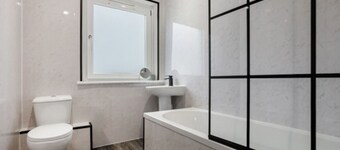Free Parking | Central | Sleeps 6 | 3 Bedrooms