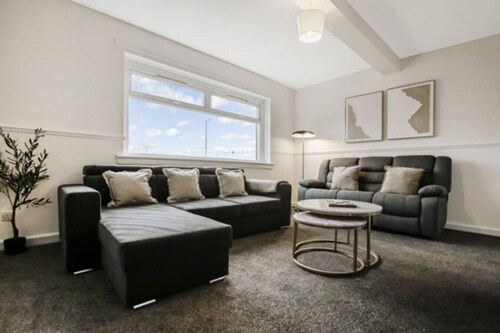 Free Parking | Central | Sleeps 6 | 3 Bedrooms