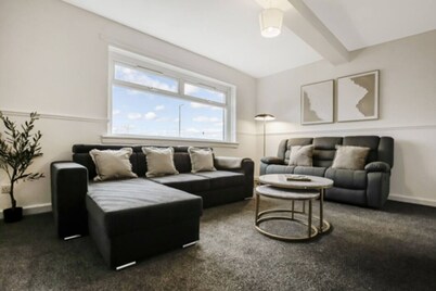 Free Parking | Central | Sleeps 6 | 3 Bedrooms
