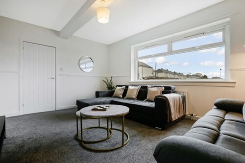 Free Parking | Central | Sleeps 6 | 3 Bedrooms