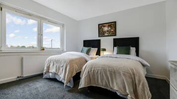 3 bedrooms, iron/ironing board, WiFi, bed sheets