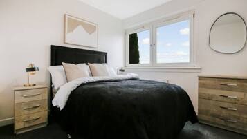 3 bedrooms, iron/ironing board, WiFi, bed sheets