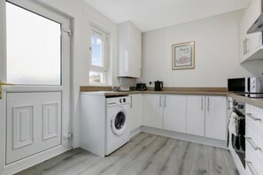 Fridge, microwave, oven, stovetop - Free Parking | Central | Sleeps 6 | 3 Bedrooms (North Lanarkshire)