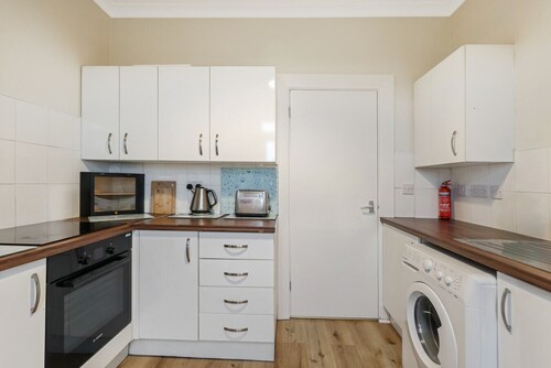 Free Parking | Central | Sleeps 6 | Great Location