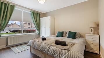 3 bedrooms, iron/ironing board, WiFi, bed sheets