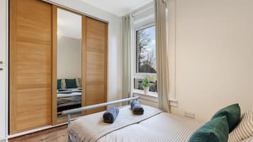 Silitysrauta/-lauta, Wi-Fi, vuodevaatteet