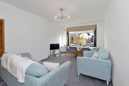Free Parking | Central | Sleeps 6 | 3 Bedrooms