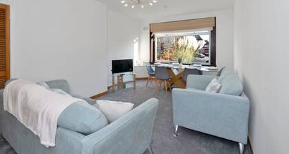 Free Parking | Central | Sleeps 6 | 3 Bedrooms