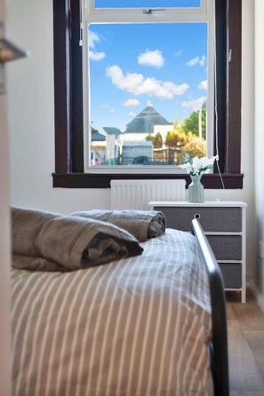 Iron/ironing board, bed sheets