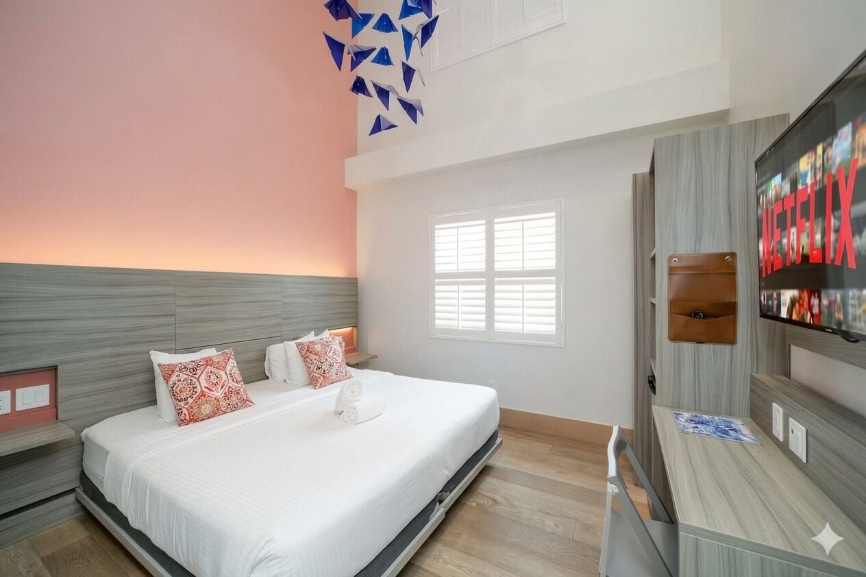 Deluxe-sviitti, 1 suuri parisänky (Self check-in) | Pillowtop-patjalliset sängyt, tallelokero huoneessa, työpöytä