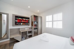 Camas con pillow-top, caja de seguridad en la habitación y escritorio 