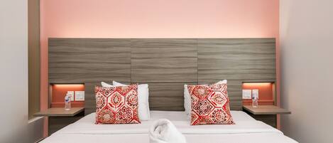 Suite Standar, 1 Tempat Tidur King (Self check-in) | Brankas, meja kerja, ruang kerja ramah laptop, dan setrika/meja setrika