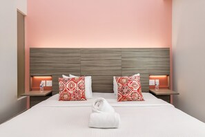 Standaard suite, 1 kingsize bed (Self check-in) | Een kluis op de kamer, een bureau, een laptopwerkplek