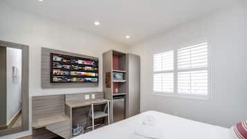 Superior Süit, 1 En Büyük (King) Boy Yatak (Self check-in) | Odada kasa, masa, dizüstü bilgisayar çalışma alanı, ütü/ütü masası