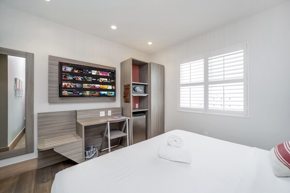 Superior Süit, 1 En Büyük (King) Boy Yatak (Self check-in) | Odada kasa, masa, dizüstü bilgisayar çalışma alanı, ütü/ütü masası 