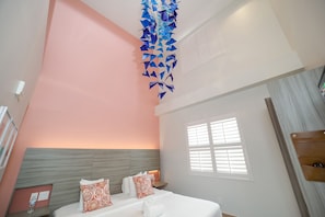 Deluxe suite, 1 kingsize bed (Self check-in) | Een kluis op de kamer, een bureau, een laptopwerkplek