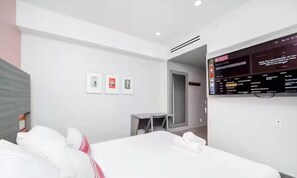 Pillow-top beds, in-room safe, desk, laptop workspace - The Julia Hotel (Miami Beach)