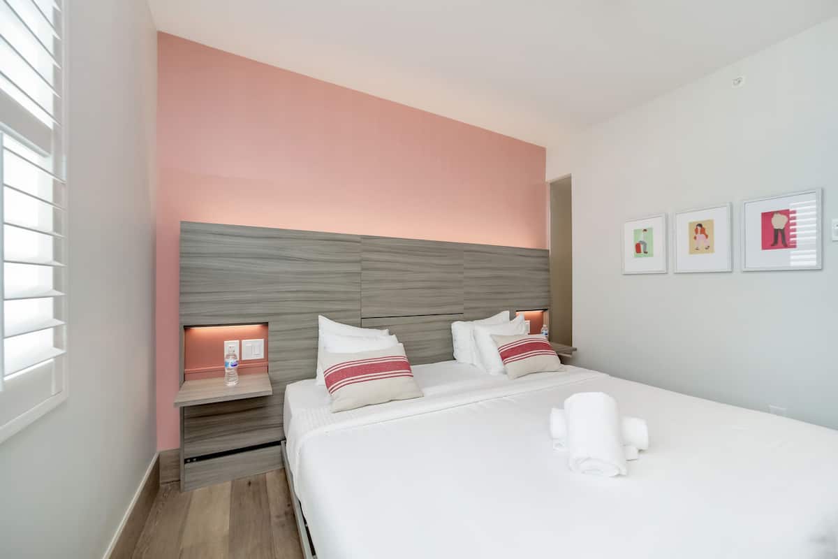 Suite estándar, 1 cama King size (Self check-in) | Caja de seguridad en la habitación y escritorio