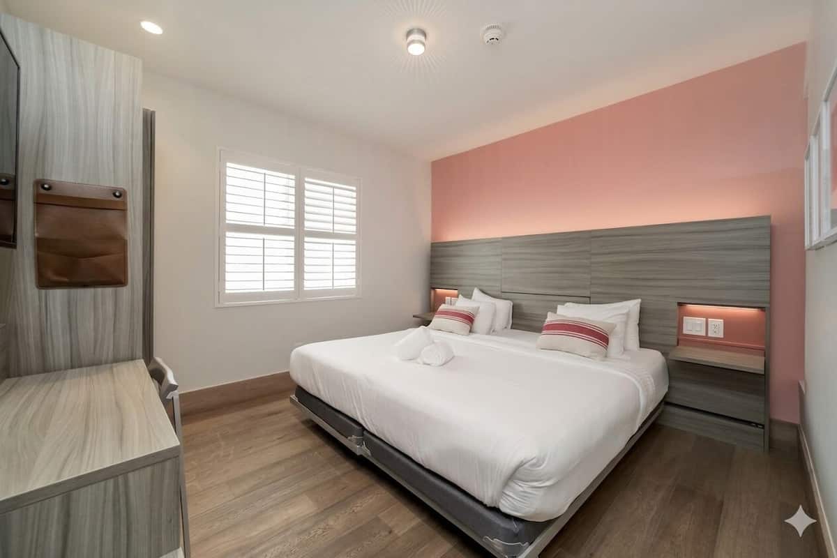 Colchones con pillow-top y caja de seguridad en la habitación