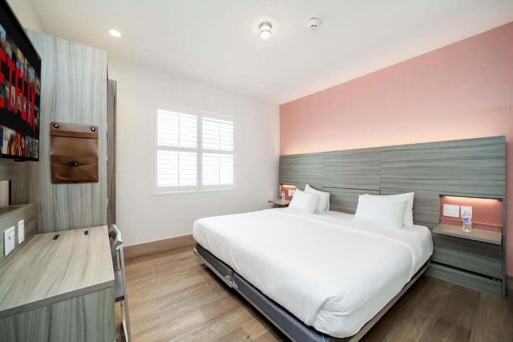 Värdeförvaringsskåp på rummet, skrivbord och arbetsyta för laptop