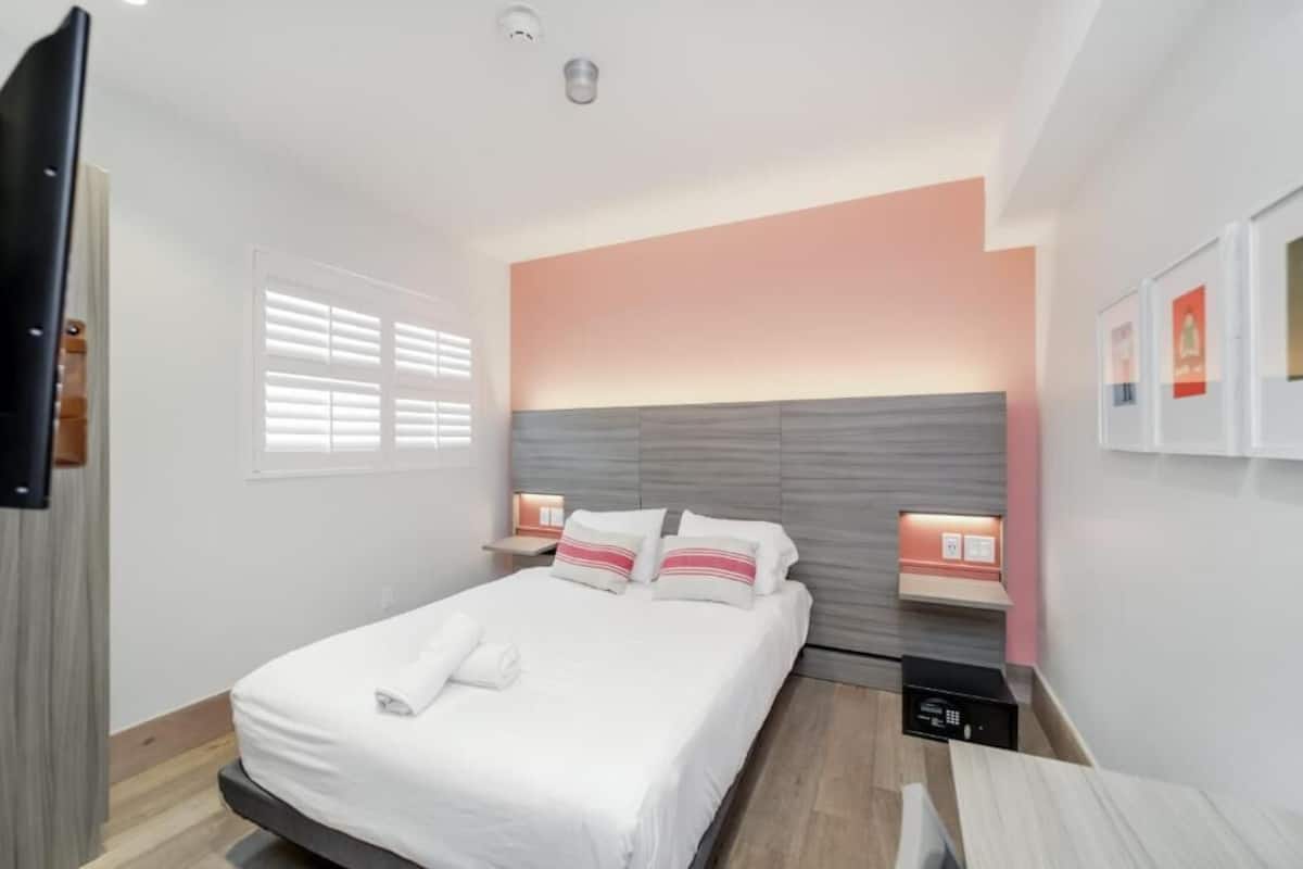 Colchones con pillow-top y caja de seguridad en la habitación