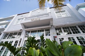 Exterior detail - The Julia Hotel (Miami Beach)
