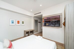 Svit Basic - 1 queensize-säng - tillgänglighetsanpassat badkar (Self check-in) | Bäddmadrasser, värdeförvaringsskåp på rummet och skrivbord