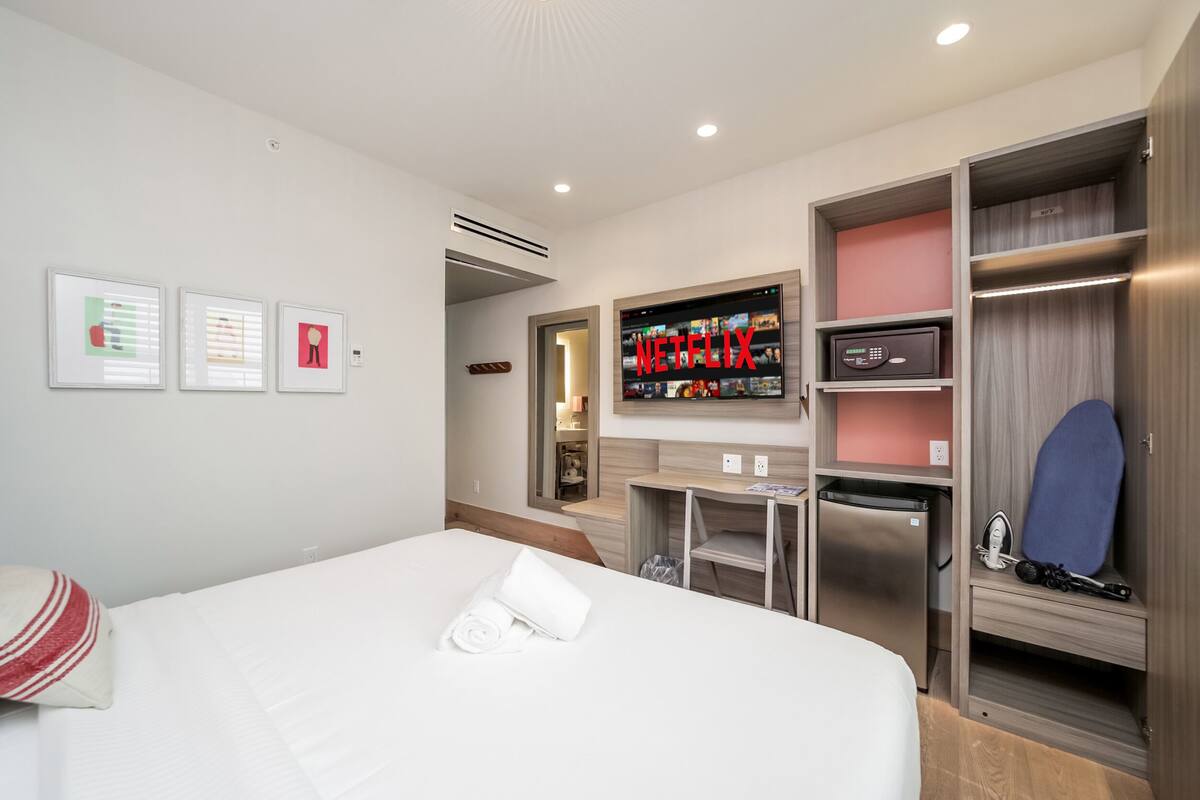 Suite superior, 1 cama King size (Self check-in) | Caja de seguridad en la habitación y escritorio