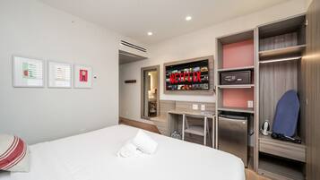 Superior-Suite, 1 King-Bett (Self check-in) | Pillowtop-Betten, Zimmersafe, Schreibtisch