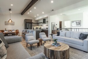 智能电视、壁炉、桌上足球、乒乓球