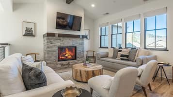 Smart TV, lareira, pebolim, mesa de pingue-pongue