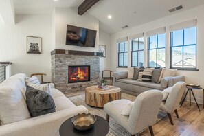 Smart TV, lareira, pebolim, mesa de pingue-pongue