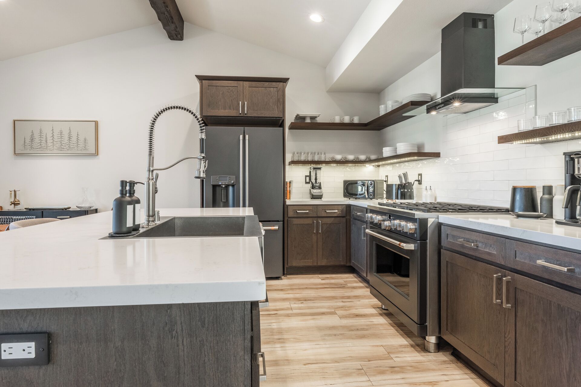 Køleskab, mikrobølgeovn, ovn, kogeplade