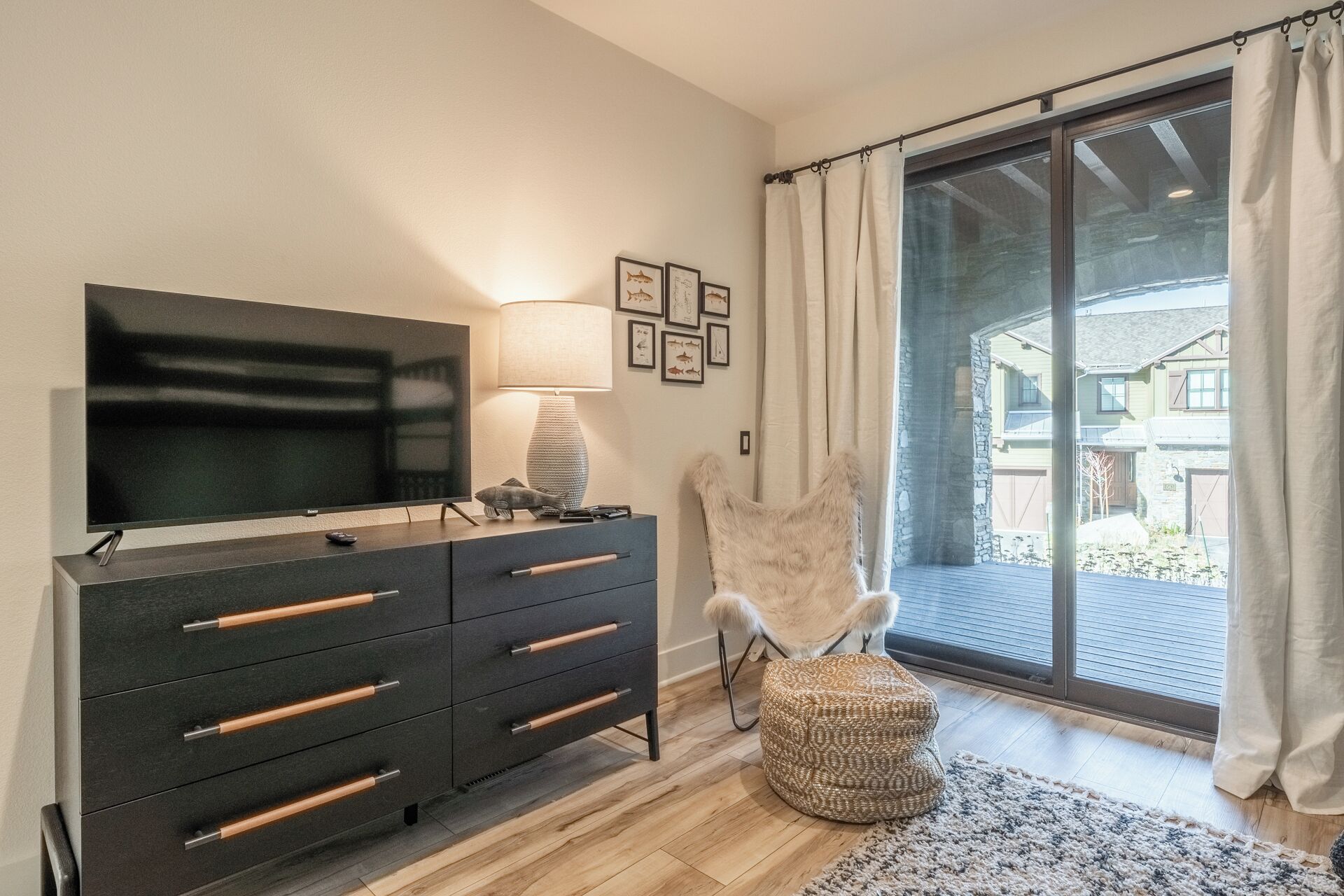 Smart TV, caminetto, tavolo da calcetto, tavolo da ping pong