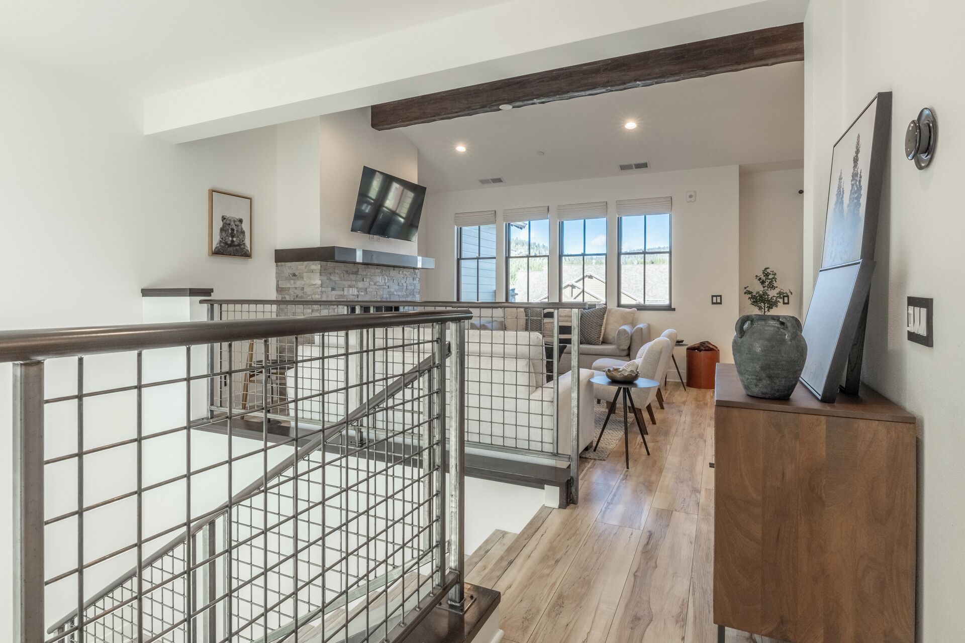 Älytelevisio, takka, pöytäjalkapallopöytä, pöytätennispöytä