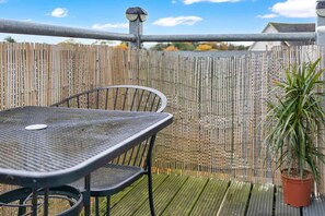 Outdoor dining - Free Parking | Central | 2 Bedroom | 4 Guests (West Lothian)